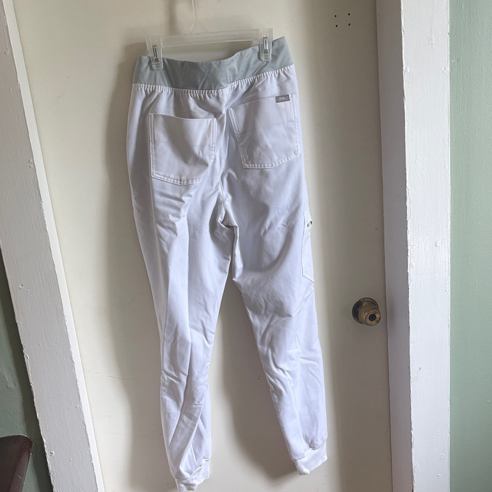 SET : FIGS women’s White Jogger Pants and Top - Picture 2 of 6